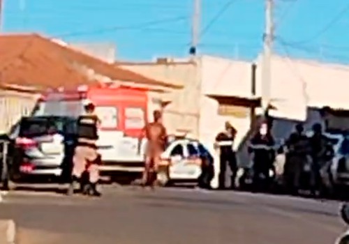 Homem em surto corre pelado com barra de ferro e é contido com arma de choque em Carmo do Paranaíba; veja