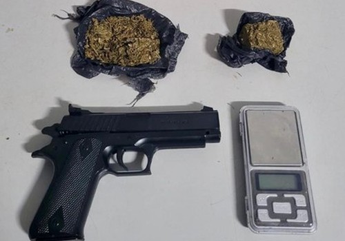 PM vai em busca de homem que formatou celular da ex por ciúmes e prende 3 por ameaça, tráfico e resistência