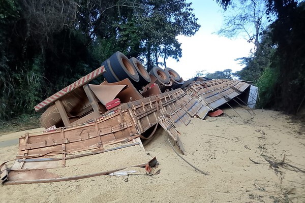 Bitrem carregado de soja tomba na MG 188 após motorista tentar evitar batida frontal com rodotrem