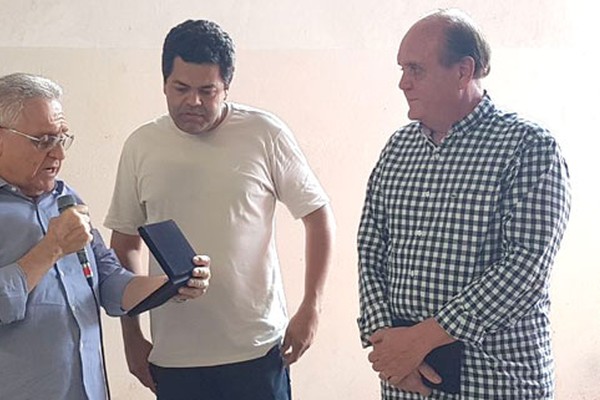 Gratidão! Empresário surpreende ao prestar homenagem aos ex-patrões em Patos de Minas