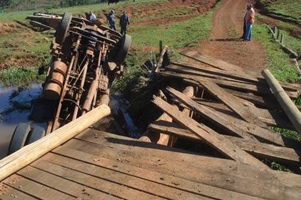 Ponte não suporta e caminhão cai em córrego na saída de Patos de Minas