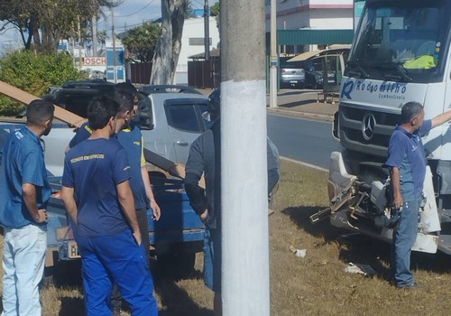 Vídeo mostra caminhão descendo sozinho e sendo atingido por picape na Avenida JK