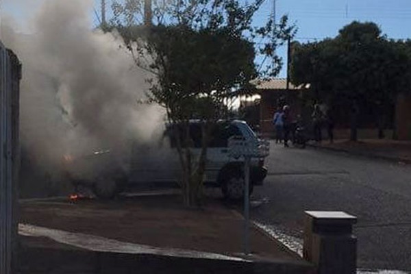 Motorista é surpreendida por incêndio em veículo quando saía da garagem em Patos de Minas