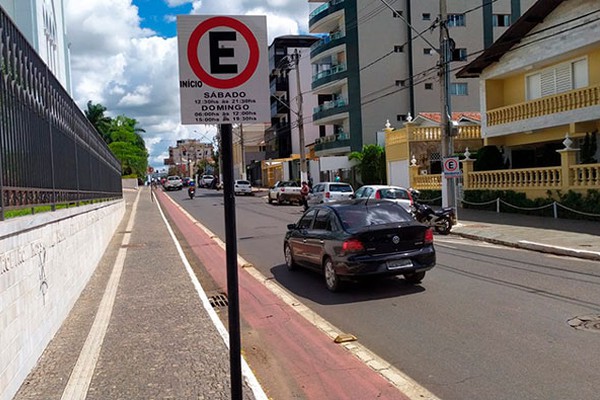 Prefeitura permite estacionar veículos na ciclovia e ciclistas cobram providências em Patos de Minas