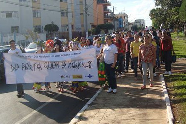 Passeata marca o Dia Nacional de Luta Antimanicomial em Patos de Minas