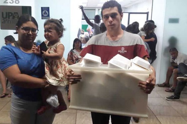 Voluntários se unem e distribuem marmitas para pacientes e acompanhantes na UPA em Patos de Minas