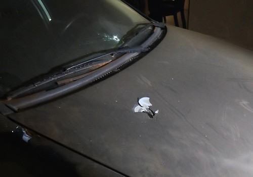 Homem vai atrás de mulher armado, sobe no muro e atira várias vezes no carro dela em Patos de Minas
