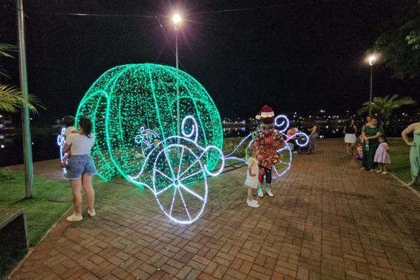 Lagoa Grande, principal cartão postal de Patos de Minas, ganha decoração de Natal e fica ainda mais bela