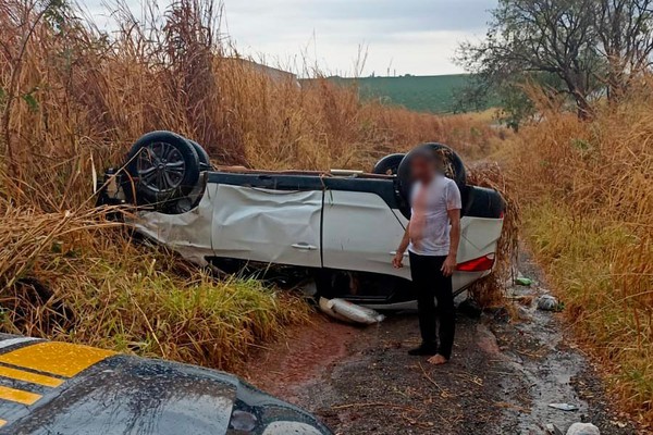 Passageira fica presa às ferragens após carro sair da pista e capotar na BR365, em Patos de Minas