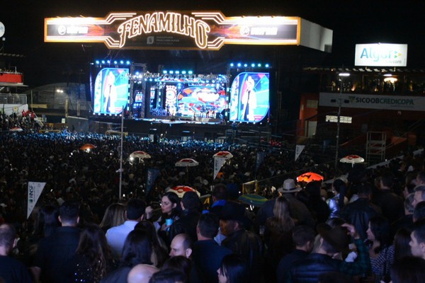 Milhares de pessoas soltam um grito da garganta com "Na sola da bota"; veja ao vivo