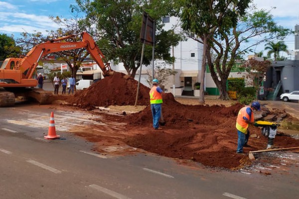 Motoristas devem ficar atentos à construção de rede pluvial na avenida Marabá com Major Gote