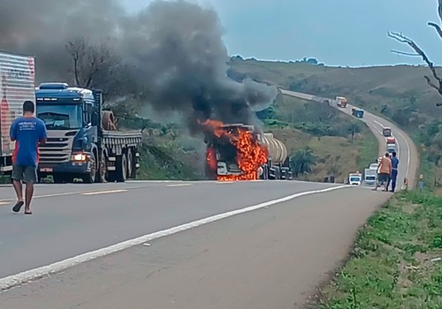 Carreta-tanque carregada com etanol pega fogo e interdita BR-262 por horas, em Ibiá