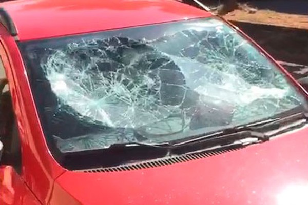 Mulher quebra o carro de ex-marido em ataque de fúria em João Pinheiro; veja o vídeo