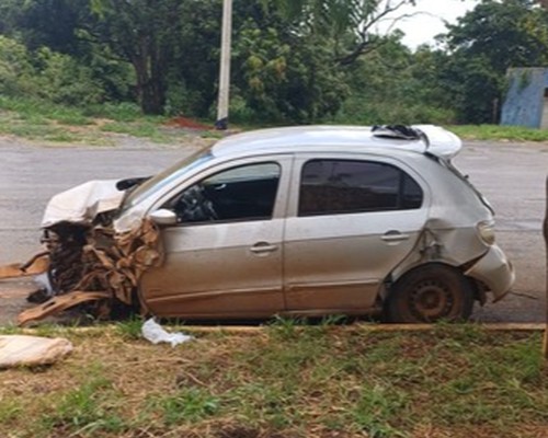 Motorista de caminhão é preso por embriaguez após bater em carro na BR 365 e deixar 4 feridos