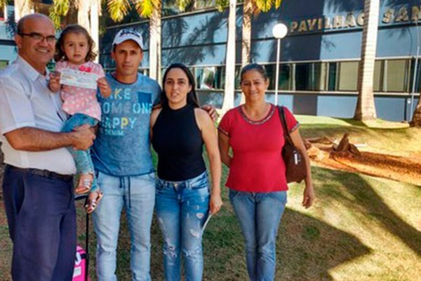 Comerciante de PO que teve filha curada, entrega mais de R$ 8 mil arrecadado em rifas para o Hospital do Câncer