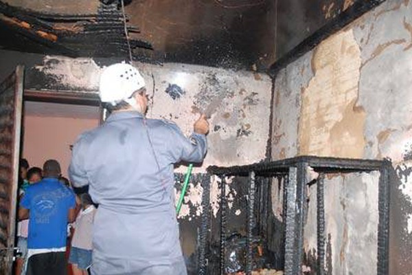 Vela esquecida acesa provoca incêndio em casa no bairro São José Operário
