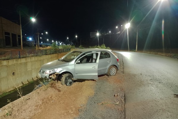 Motorista acaba preso ao derrubar grade na Av. Fátima Porto e quase cair no Monjolo
