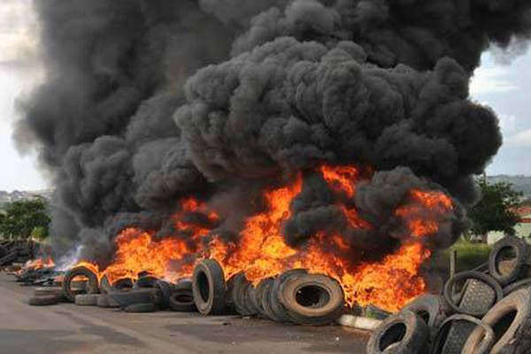 Incêndio criminoso destrói pneus velhos no Planalto e moradores se revoltam