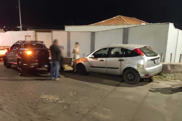 Motorista embriagado bate em veículo parado, tenta fugir e acaba preso em Patos de Minas