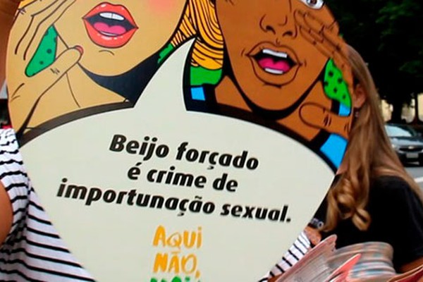 “Aqui não, Uai!”: Governo de Minas lança campanha para impedir beijo forçado