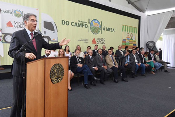Fernando Pimentel entrega 26 caminhões e 61 kits feira para atendimento à agricultura familiar de Minas Gerais