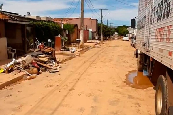 Famílias desalojadas começam a preparar volta para casa e contabilizam prejuízos da enchente