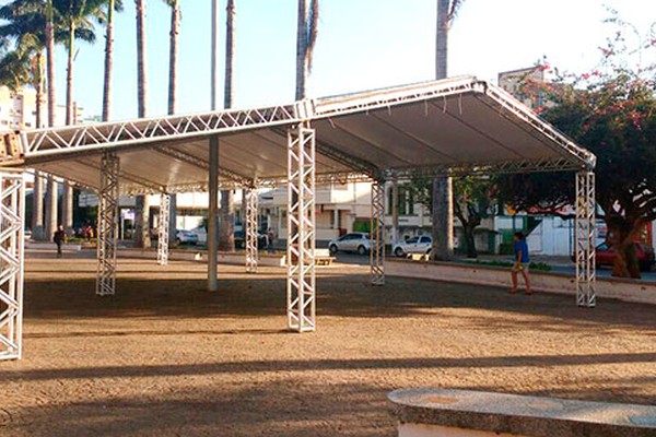 Estrutura do Balaio Arte e Cultura começa a ser montada na Praça da Getúlio Vargas