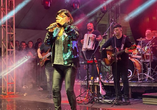 Roberta Miranda levanta públco na Fenapraça com o sucesso “São tantas Coisas”; veja ao vivo
