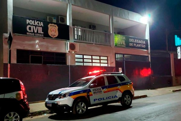Mulher vai parar na Delegacia após pular muro de residência e ameaçar morador com faca