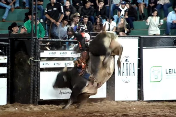 Peão sai vibrando e chamando o público da Fenamilho após segurar o touro; veja ao vivo