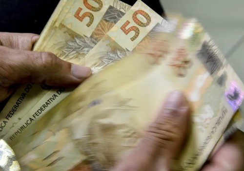 Salário mínimo de R$ 1.621 começa a ser pago nesta segunda
