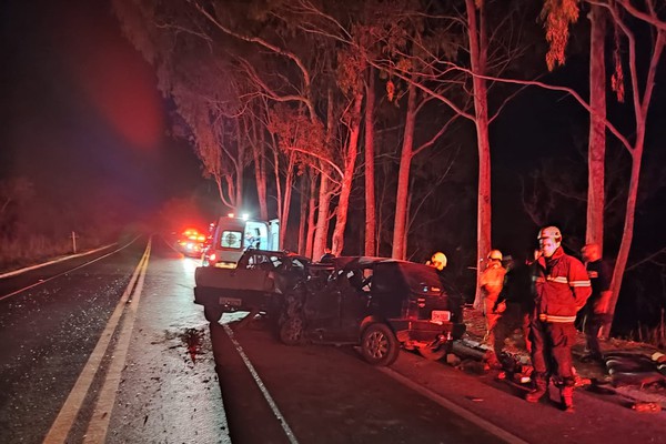 Casal morre e motorista fica gravemente ferido em batida violenta na BR 365