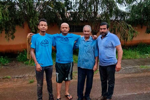 Voluntários ajudam a amenizar os problemas causados pelas cheias em Patos de Minas