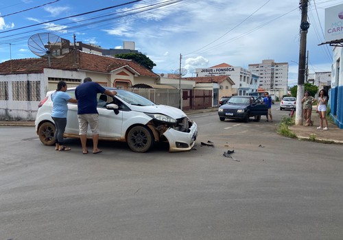 Carro roda na pista e para na contramão após acidente com avanço de parada