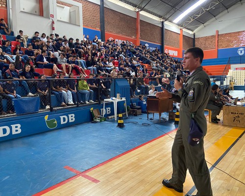 Esquadrilha da Fumaça leva palestra a alunos de Patos de Minas e fala sobre a carreira na Força Aérea Brasileira