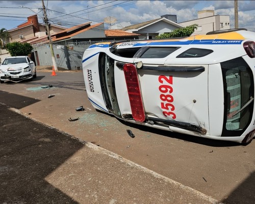Viatura da Polícia Militar capota e para tombada após ser atingida por veículo que avançou parada