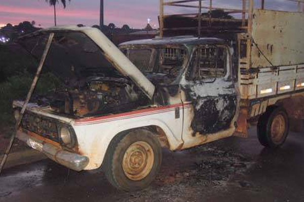 Incendiário põe fogo em dois veículos durante a madrugada em Patos de Minas