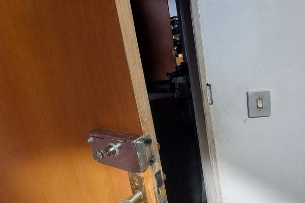 Em processo de separação, homem força abertura da porta do quarto e agride esposa