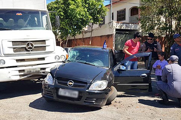 Caminhão baú avança parada obrigatória e atinge veículo de passeio em Patos de Minas