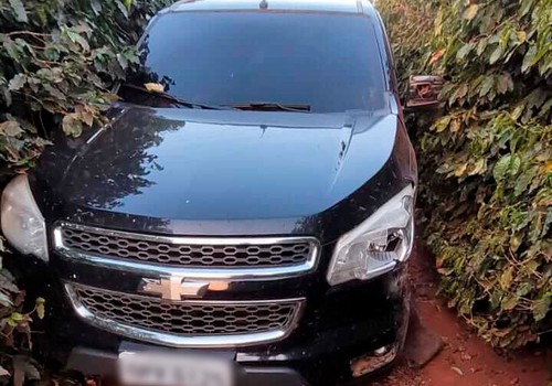 Motorista foge após provocar acidente e caminhonete é encontrada escondida em cafezal em Lagoa Formosa