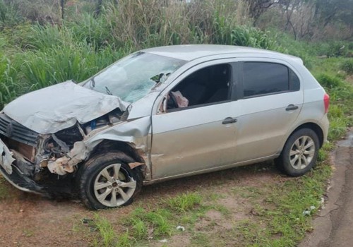 Carro roda na MG 410 e causa acidente com outro veículo, em Presidente Olegário