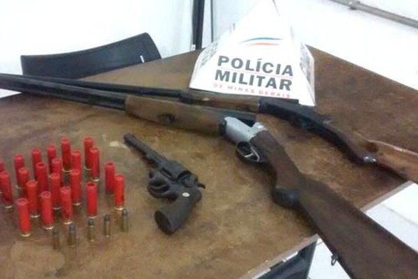 Polícia Militar cumpre mandado de busca e apreensão, prende homem e apreende armas no distrito de Quintinos