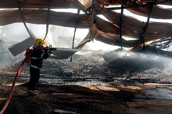 Incêndio de grandes proporções destrói setor de beneficiamento de café em fazenda de Patrocínio