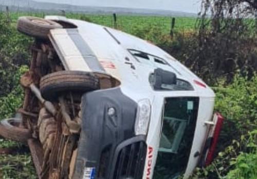 Ambulância da Prefeitura de Varjão de Minas capota durante deslocamento para socorrer vítimas na BR 365