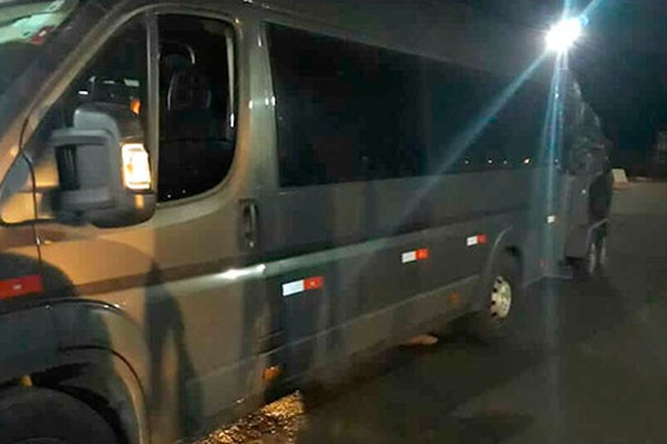 Motorista que transportava 14 pessoas em micro-ônibus acaba preso por transporte clandestino