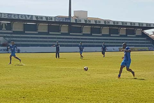 Jogadores da URT treinam jogadas de ataque na véspera da estreia no Campeonato Mineiro