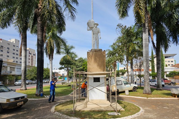 Monumento ao Homem do Campo é restaurado e devolvido à praça da avenida Getúlio Vargas