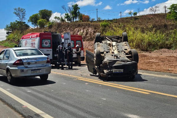 Carro para com as rodas para cima e motorista fica ferido em acidente na MGC354, em Patos de Minas