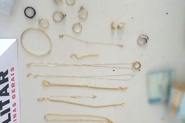 Polícia procura donos de joias encontradas com ladrões que se passavam por vendedores