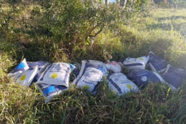 Carro quebra e homem é preso com mais de 10 sacas de ração e sal para gado furtados